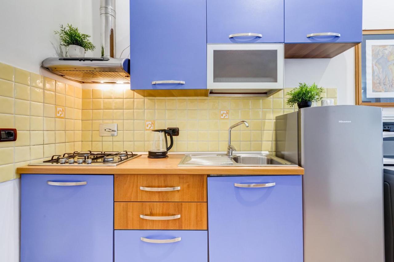 Coliseum Apartment *