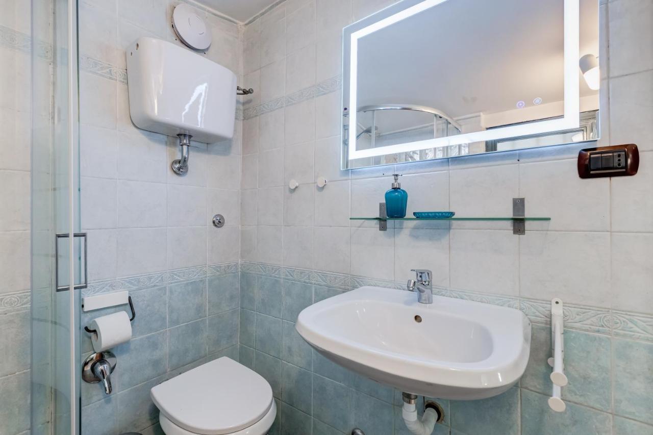 Coliseum Apartment *